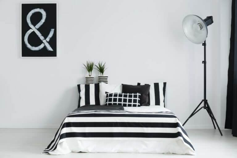 bedroom-with-bed-and-lamp