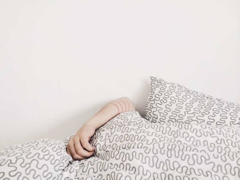 Bed-hand-women