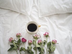 coffee-roses-bed-drink-caffeine